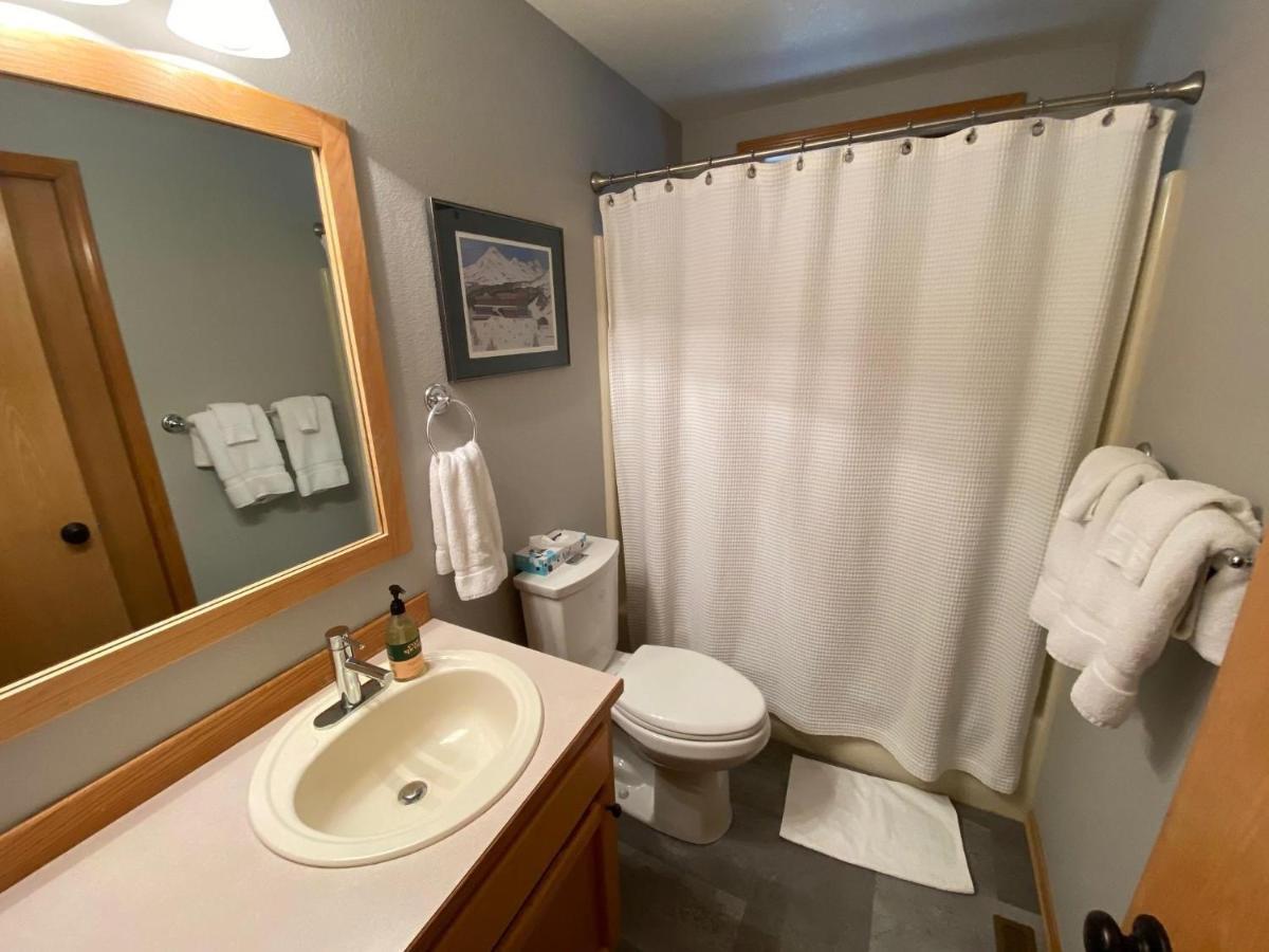 Single Level, Private Hot Tub, A/C, 8 Sharc Passes Bikes!