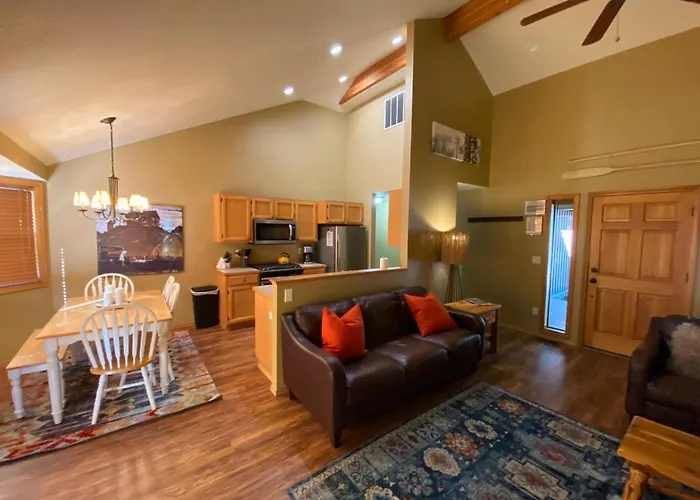 Single Level, Private Hot Tub, A/C, 8 Sharc Passes Bikes!