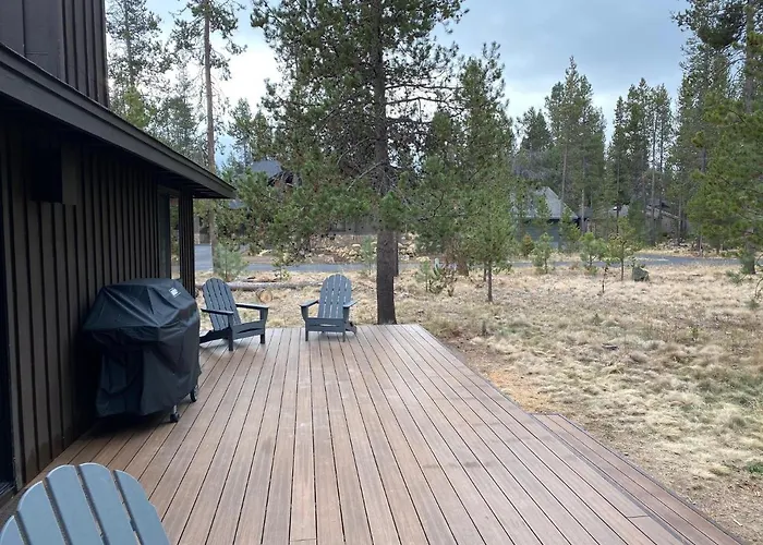 Single Level, Private Hot Tub, A/C, 8 Sharc Passes Bikes!