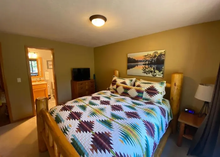 Single Level, Private Hot Tub, A/C, 8 Sharc Passes Bikes!