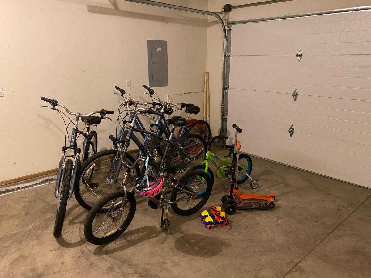 Single Level, Private Hot Tub, A/C, 8 Sharc Passes Bikes! Holiday home Sunriver