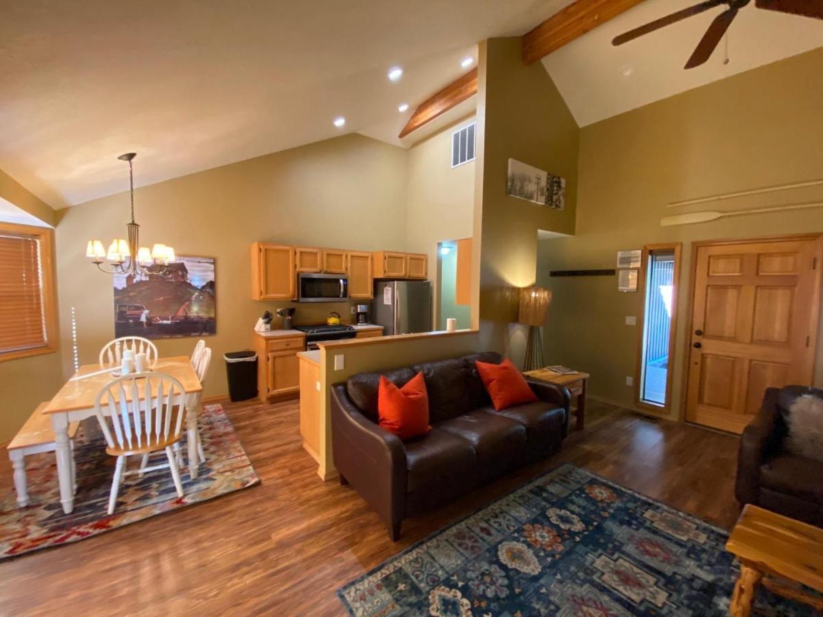 Single Level, Private Hot Tub, A/C, 8 Sharc Passes Bikes! *