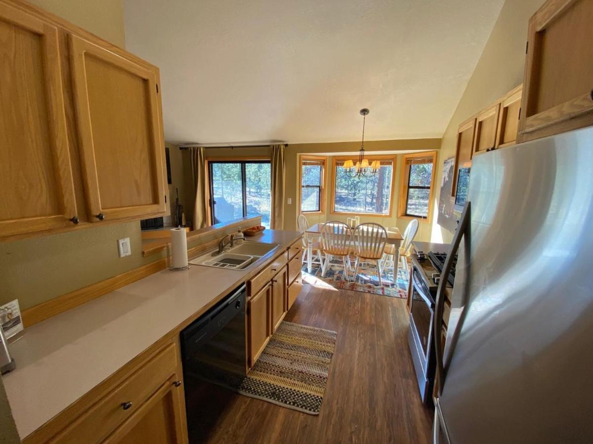 Single Level, Private Hot Tub, A/C, 8 Sharc Passes Bikes!