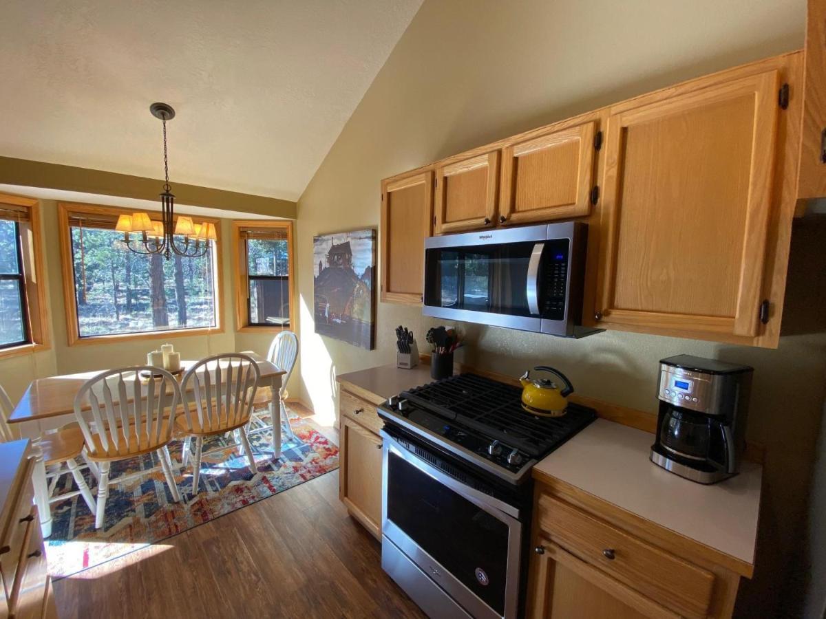 Single Level, Private Hot Tub, A/C, 8 Sharc Passes Bikes! * Sunriver